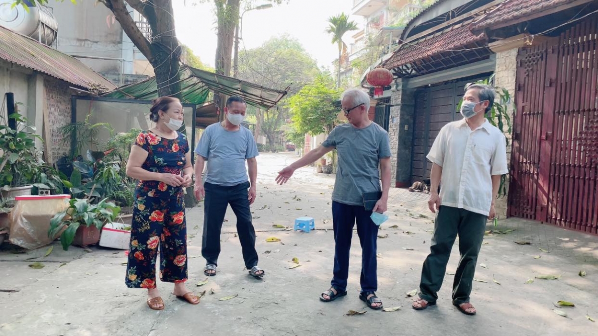 Một số người cao tuổi đại diện cho hơn 100 hộ dân chỉ cho phóng viên khu nhà, đất dọc hai bên tuyến đường bị thu hồi bởi dự án