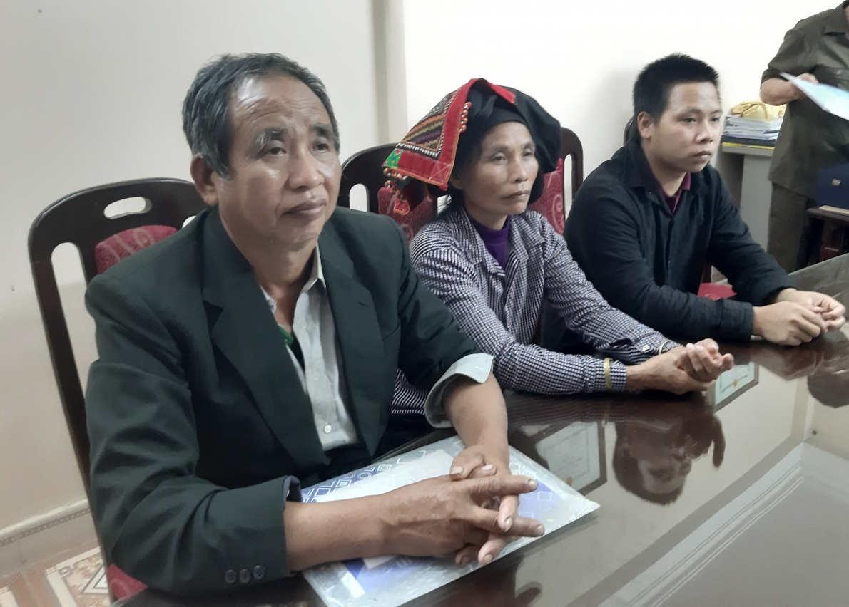 Ông Vì Văn Phúc, bà Lò Thị Quý (bố mẹ đẻ tử tù Vì Văn Khiêm) và em trai Vì Văn Khiêm trên hành trình đi kêu oan cho con và anh mình