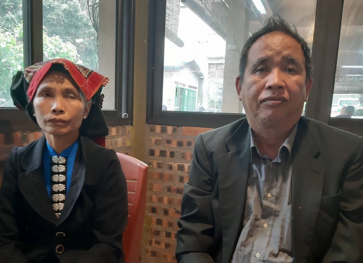 Ông Vì Văn Phúc, bà Lò Thị Quý, cha mẹ tử tù Vì Văn Khiêm đi kêu oan cho con