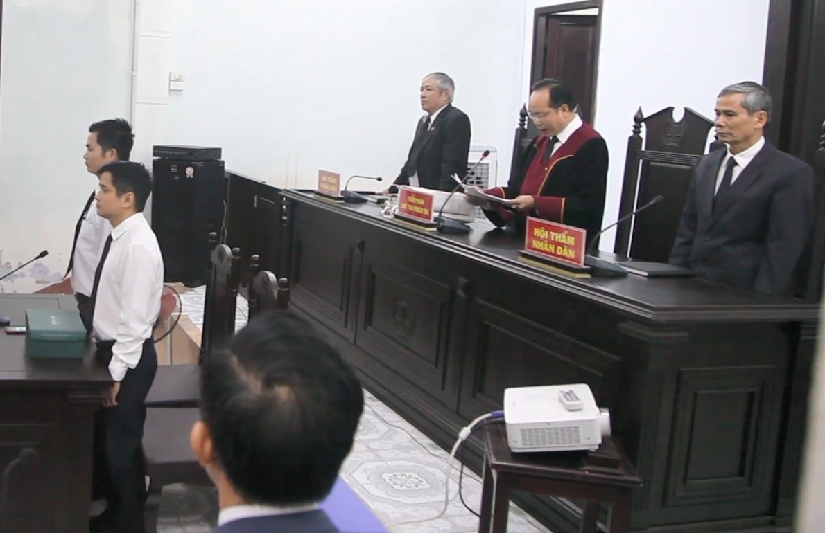 Hội đồng xét xử công bố quyết định trả hồ sơ vụ án