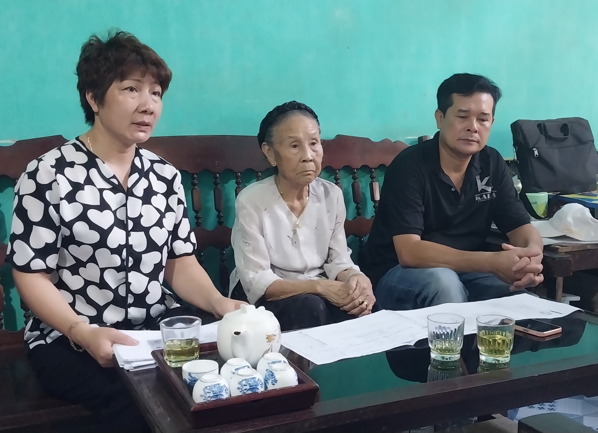 Gia đình cụ Vũ Thị Tép đang trình bày sự việc với phóng viên