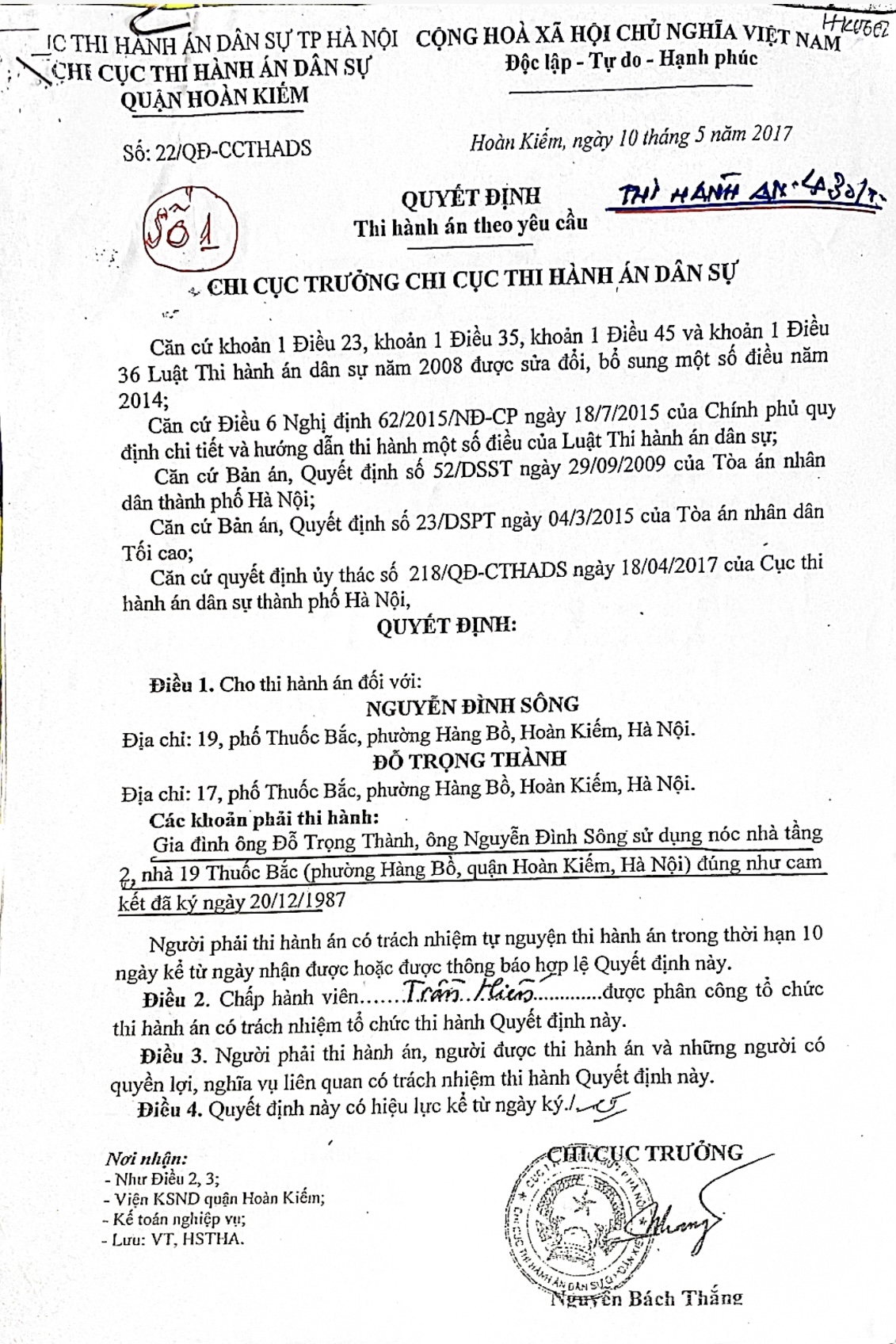 Ngày 10/5/2017, ông Nguyễn Bách Thắng, Chi cục trưởng Chi cục THADS quận Hoàn Kiếm kí Quyết định số 22/QĐ-CCTHADS, về việc thi hành án