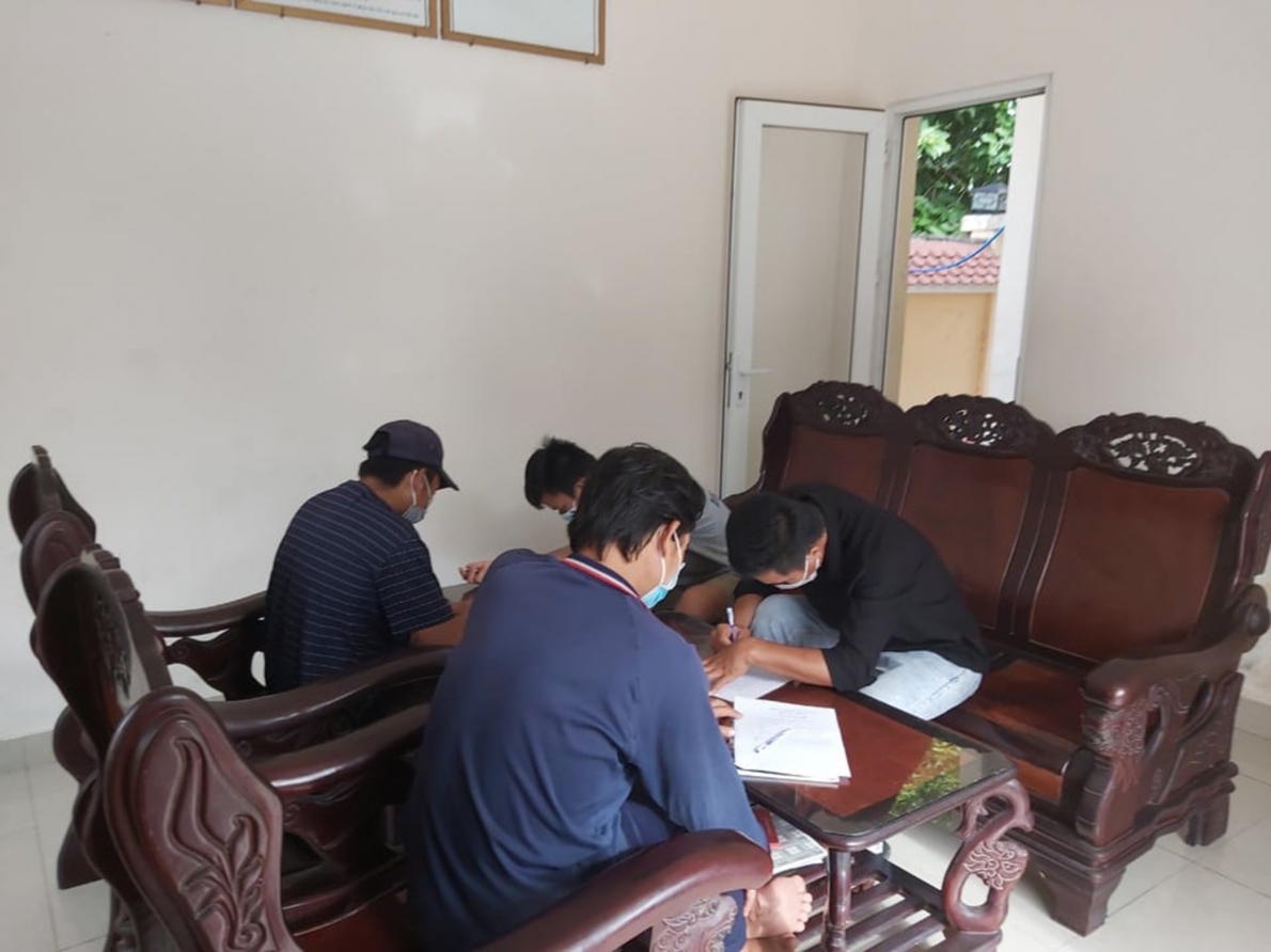 Bốn nạn nhân đang viết đơn trình báo, tố giác tội phạm Bốn nạn nhân đang viết đơn trình báo, tố giác tội phạm
