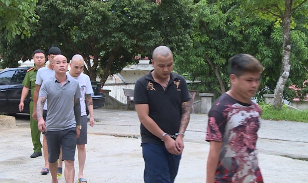 Các đối tượng sử dụng ma túy bị dẫn giải về Công an huyện làm việc (ảnh IT)