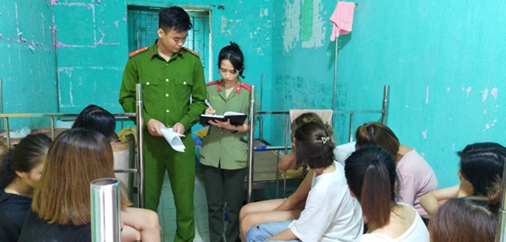 Công an lấy lời khai những người liên quan (ảnh IT)