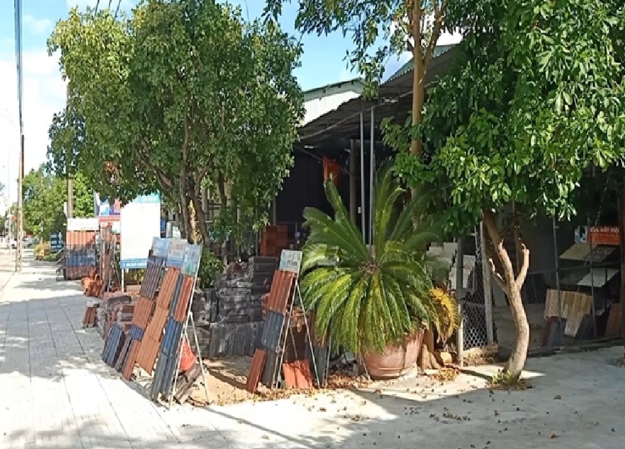 114m2 đất ngoài chỉ giới xây dựng tính từ tim Quốc lộ 1A ra 17,5m đang được bà Tương làm nơi kinh doanh vật liệu xây dựng