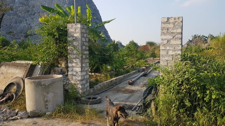 Cổng và tường bao ông Quý xây dựng nhằm bảo vệ tài sản của gia đình