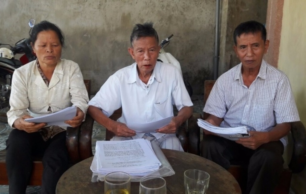 Ông Phan Kiệm (người mặc áo sọc) cùng ông Phan Lục và bà Võ Thị Lai cung cấp thông tin cho phóng viên