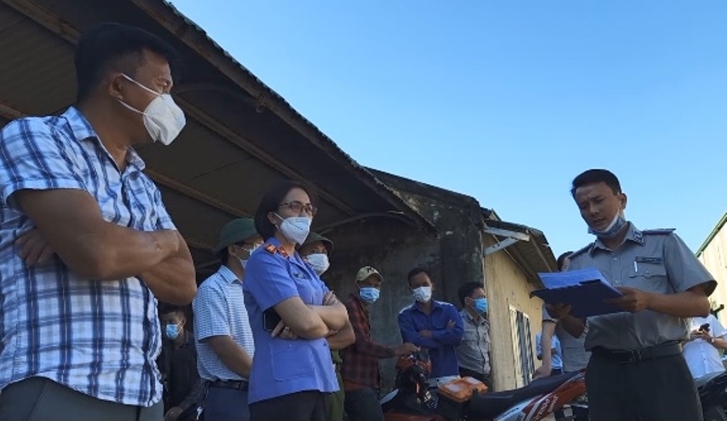 Chấp hành viên Lê Hoài Sơn đọc Quyết định cưỡng chế bàn giao tài sản thế chấp