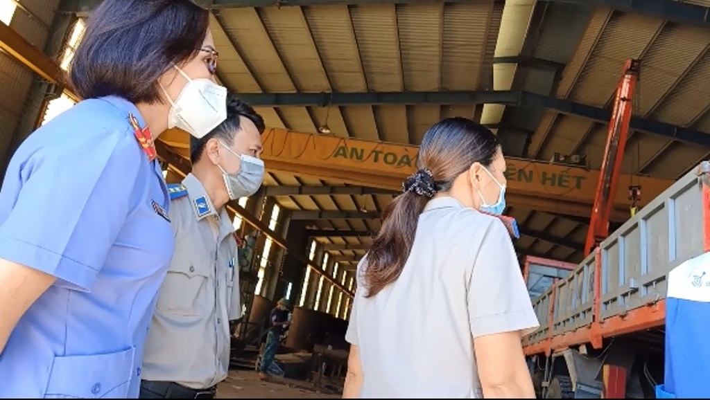 Bà Đinh Thị Hà, Phó Viện trưởng Viện KSND huyện Thạch Hà cùng Chấp hành viên yêu cầu chuyển toàn bộ tài sản của Công ty về kho