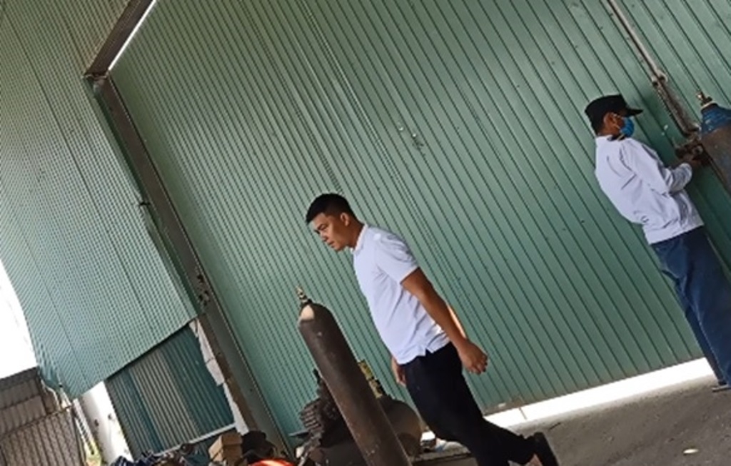 Nhân viên bảo vệ khóa cửa ra vào của ngôi nhà lắp ghép 2 tầng hiện gia đình ông Quốc đang ở