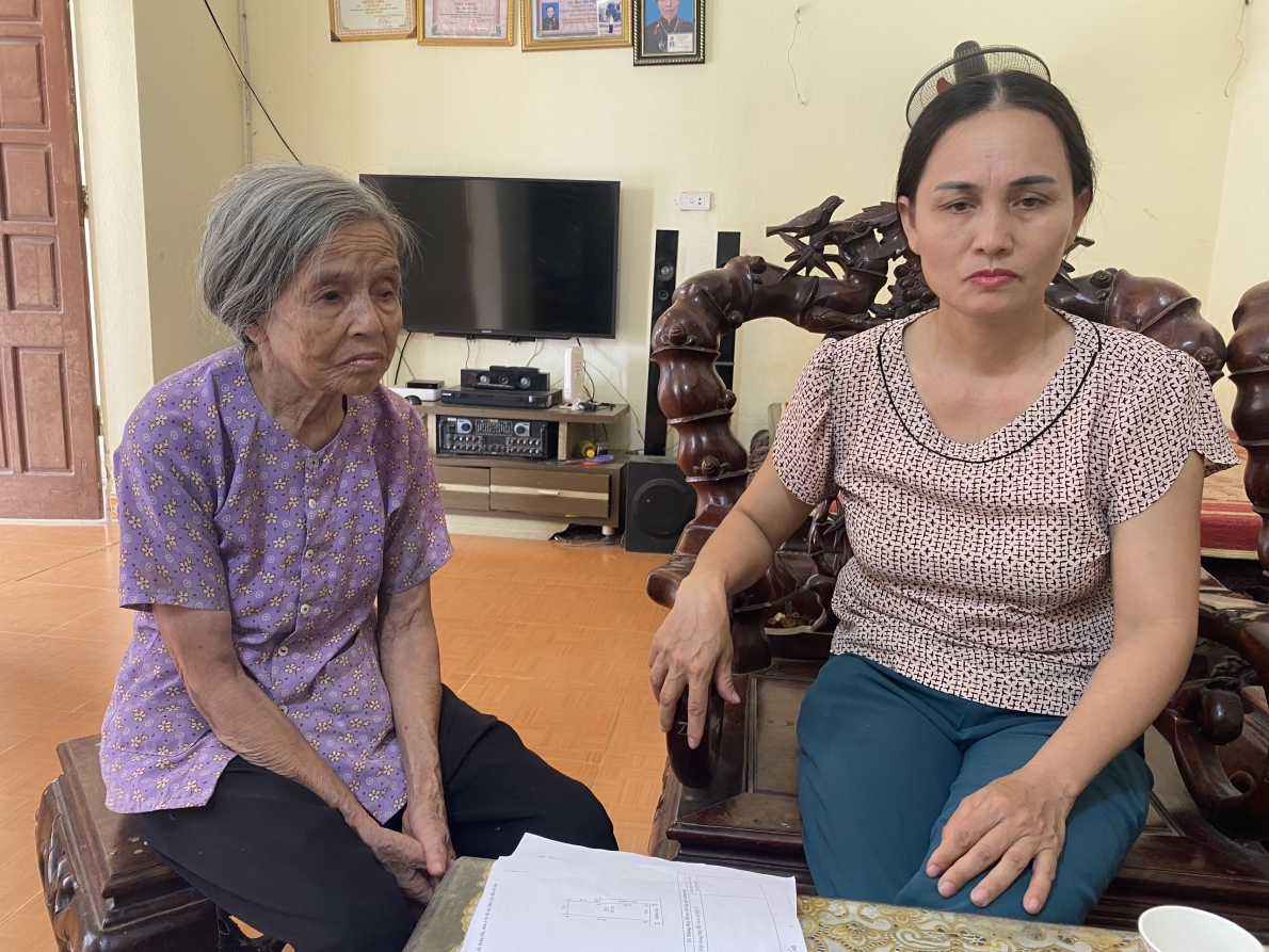 Bà Mai Thị Thế (bên trái) tỏ ra rất buồn với phán quyết của tòa án