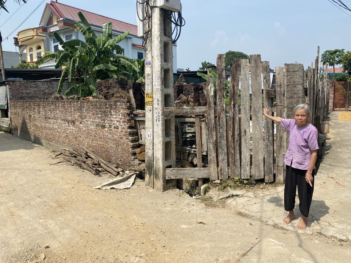 Bà Mai Thị Thế chỉ cho phóng viên thửa đất đang tranh chấp