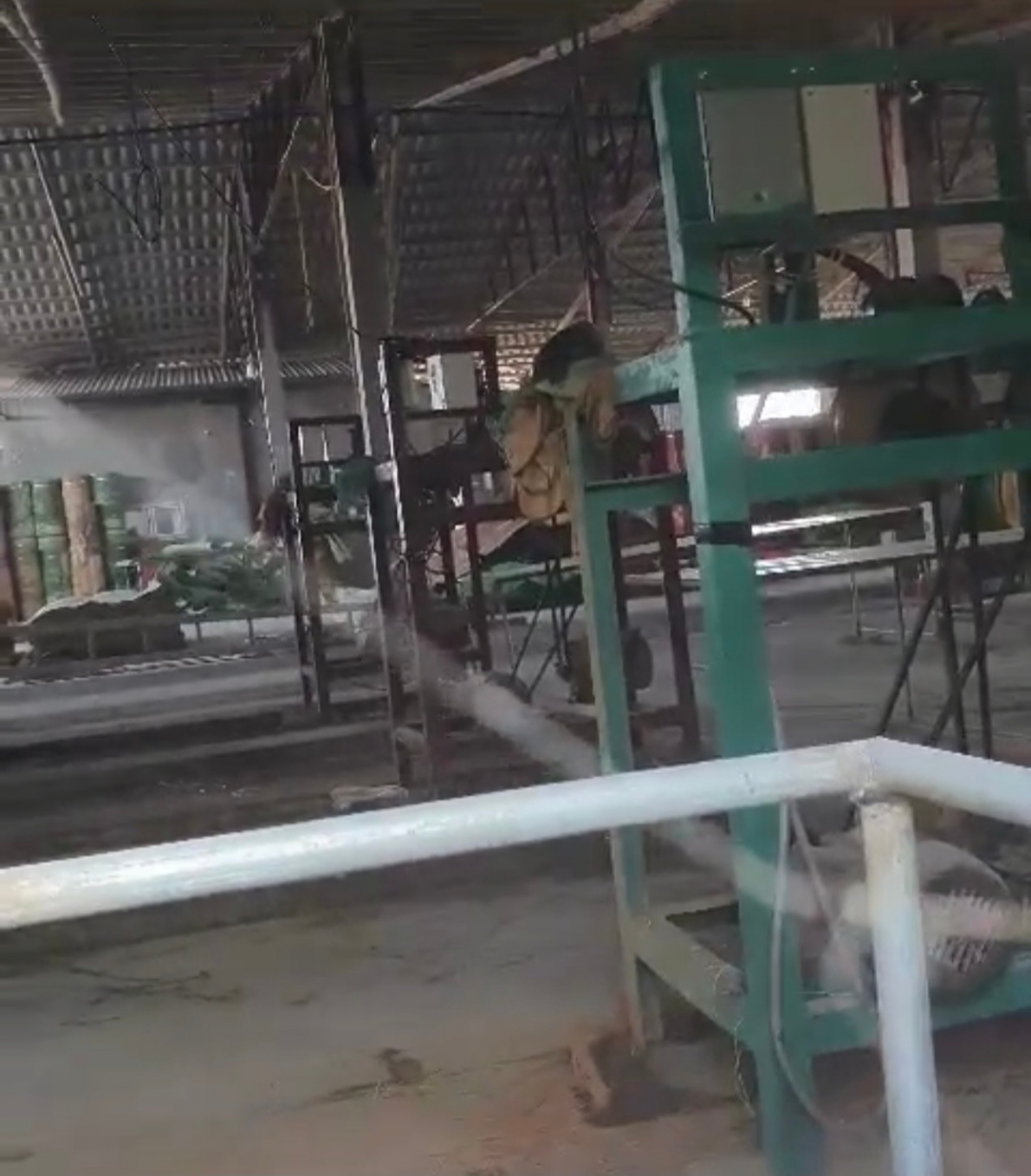 Ngày 25 và 26/10/2021, nhà xưởng của gia đình ông Nguyễn Hạnh Sơn vẫn “lén lút” hoạt động