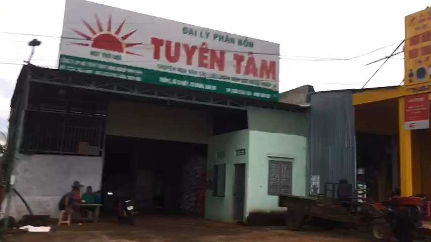 Đại lí phân bón Tuyên Tâm, cạnh đó có diện tích đất đã xây công trình phụ, nhưng không ai nhận là chủ nhân 