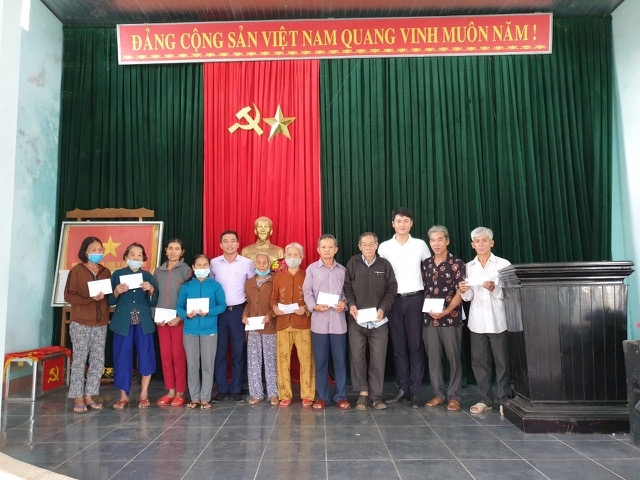 Chủ tịch UBND xã Bình Lãnh cùng Phóng viên Tạp chí Người cao tuổi trao quà chương trình Xuân Yêu Thương 2021