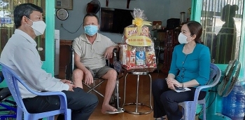 Bình Dương: Tặng quà gia đình chính sách nhân Ngày Thương binh Liệt sỹ