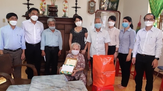 Ông Nguyễn Lộc Hà, Phó Chủ tịch UBND tỉnh (thứ 2 từ trái sang) và ông Lê Minh Quốc Cường,  Giám đốc Sở LĐ-TB&XH (đứng đầu từ trái sang) tặng quà và thiệp mừng thọ của Chủ tịch nước Nguyễn Xuân Phúc cho Người cao tuổi tròn 100 tuổi tại TP. Thủ Dầu Một