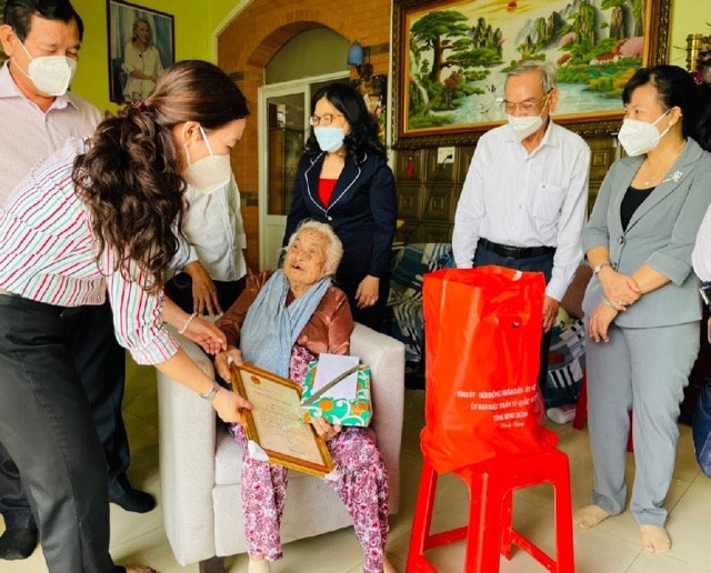 Bà Nguyễn Ngọc Hằng, PGĐ Sở LĐ-TB&XH tỉnh Bình Dương tặng quà và thiệp mừng thọ của Chủ tịch nước Nguyễn Xuân Phúc cho Người cao tuổi tròn 100 tuổi tại thành phố Thuận An