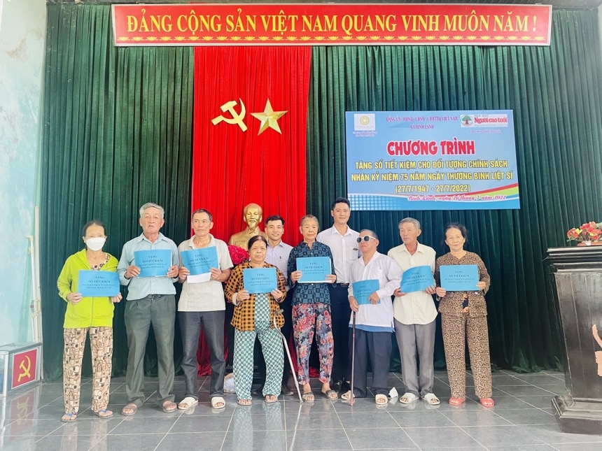 Tập chí Người Cao tuổi phối hợp với UBND xã Bình Lãnh trao 10 sổ tiết kiệm do Công ty Cổ phần đầu tư địa ốc Sol Sài Gòn tài trợ cho các thương binh, bệnh binh, gia đình chính sách đặc biệt khó khăn. Tập chí Người Cao tuổi phối hợp với UBND xã Bình Lãnh trao 10 sổ tiết kiệm do Công ty Cổ phần đầu tư địa ốc Sol Sài Gòn tài trợ cho các thương binh, bệnh binh, gia đình chính sách đặc biệt khó khăn.