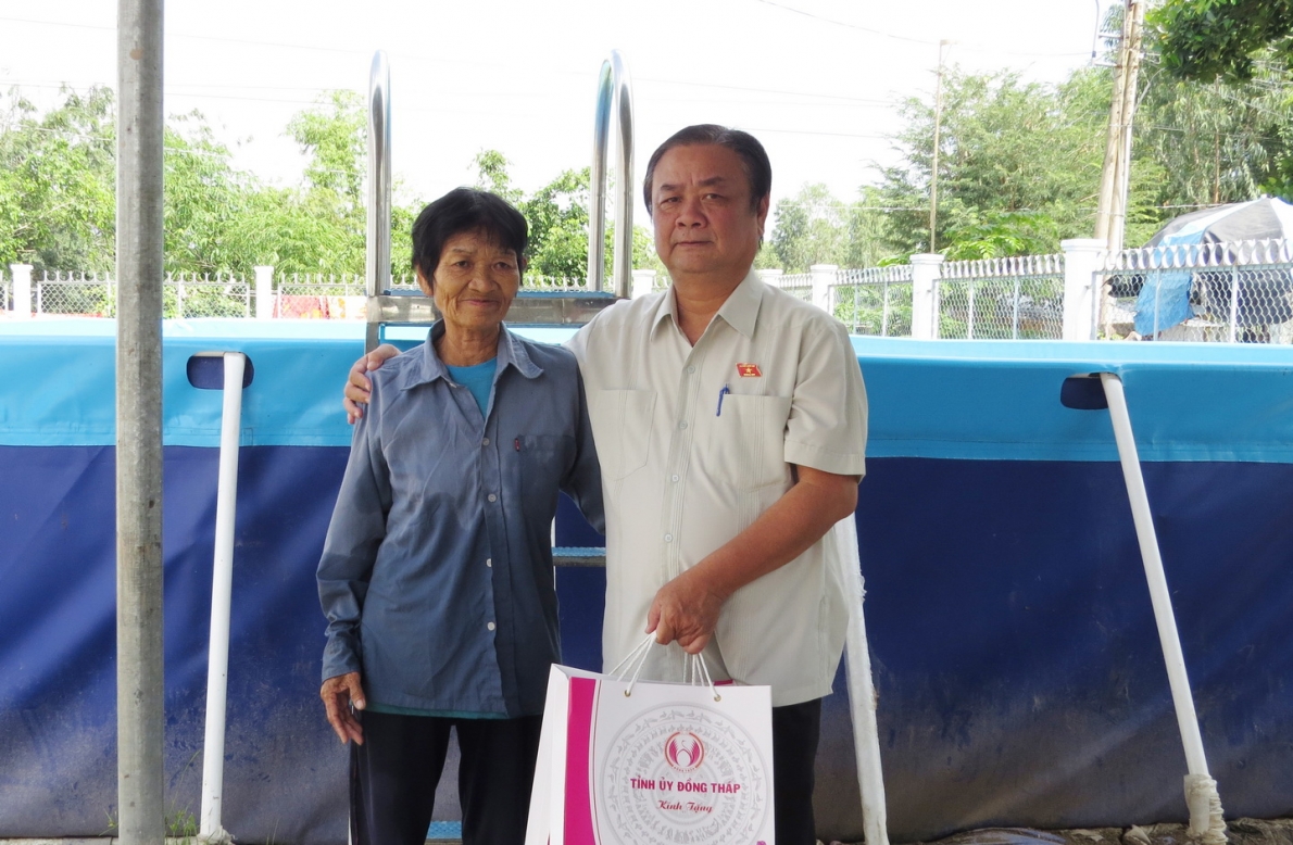 Ông Lê Minh Hoan, nguyên Bí thư Tỉnh ủy Đồng Tháp, nay là Bộ trưởng Bộ Nông nghiệp và Phát triển nông thôn, từng thăm và tặng quà cho bà Sáu. Ảnh: Lê Duy