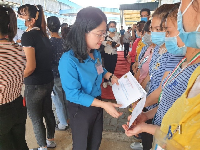 Bà Nguyễn Kim Loan, Chủ tịch LĐLĐ Bình Dương trao hỗ trợ gia đình công nhân bị thiệt hại do bão lũ