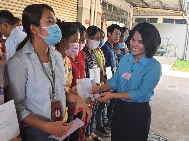 Đoàn trao hỗ trợ tại Công ty TNHH Quốc tế Chutex