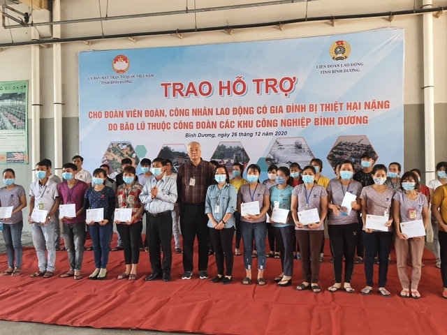 Đoàn trao hỗ trợ tại Công ty TNHH Quốc tế Chutex