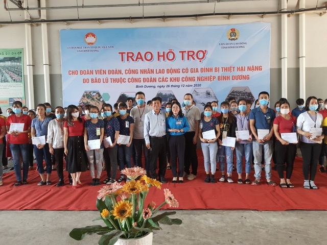 335 suất quà được Liên đoàn Lao động tỉnh Bình Dương hỗ trợ cho gia đình công nhân lao động quê miền Trung bị thiệt hại do bão lũ