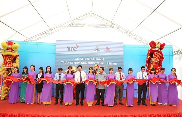 Lãnh đạo Tỉnh Bến Tre cùng Ông Đặng Văn Thành - Chủ tịch Tập đoàn TTC và Lãnh đạo TTC Edu cắt băng khánh thành Trường Mầm non Quốc tế Abi Bến Tre. Ảnh Dân Trí