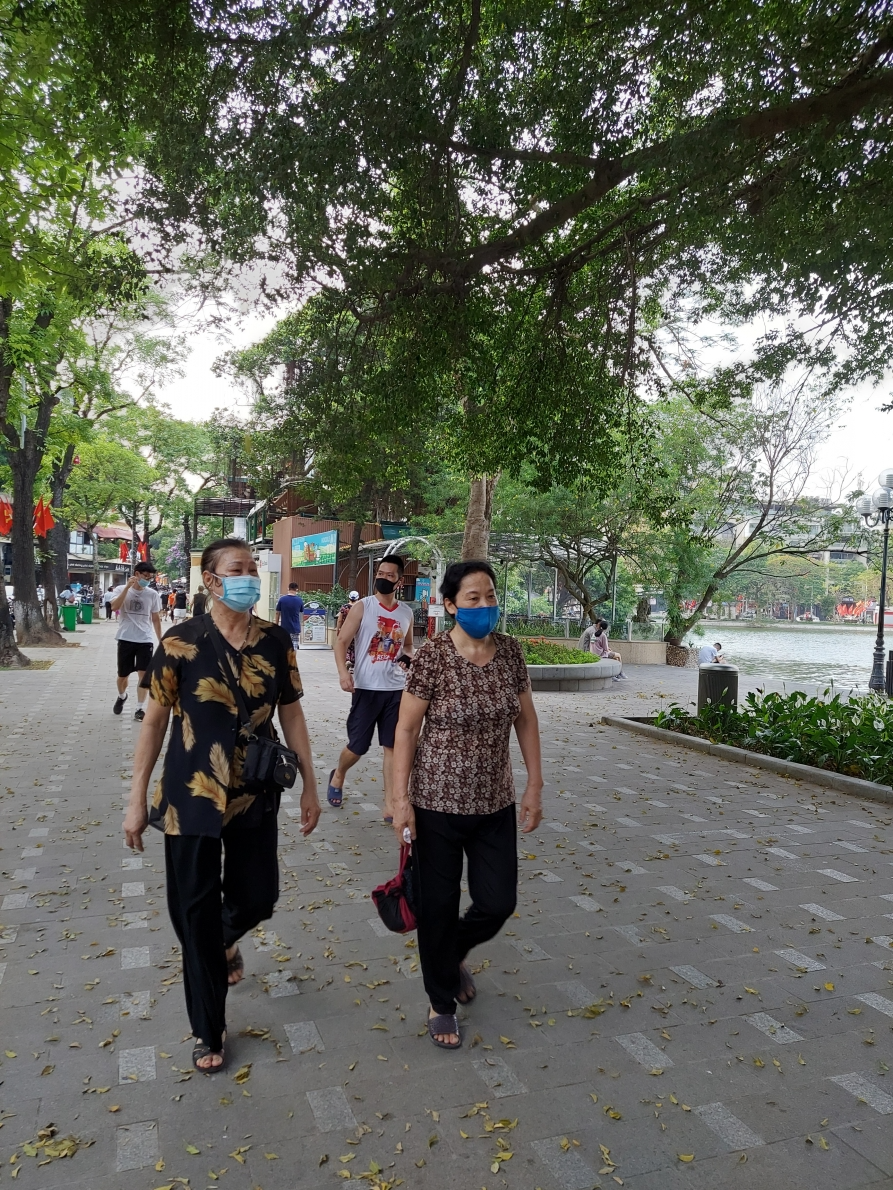 Người phố cổ Hà Nội khắc phục khó khăn tích cực chống dịch