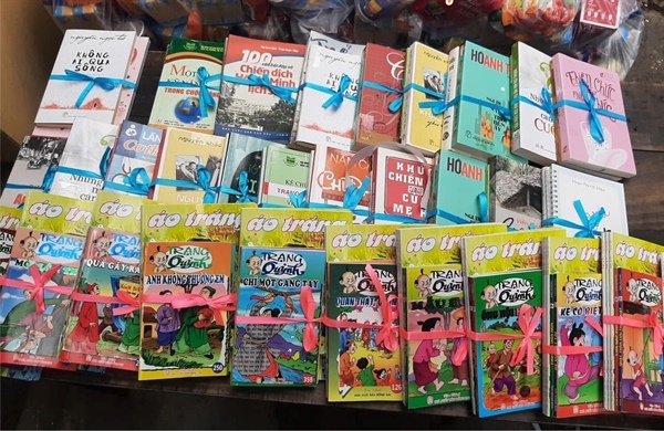 Không được coi là hàng thiết yếu, phát hành sách khó muôn bề