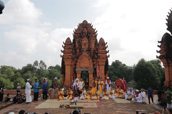 Ưu tiên bảo tồn và phát huy giá trị văn hóa truyền thống của vùng đồng bào các dân tộc thiểu số