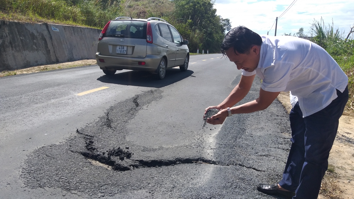 Đắk Lắk: Quộc lộ 27 bảo hành sau thảm nhựa, hư hỏng vẫn hoàn hư hỏng.