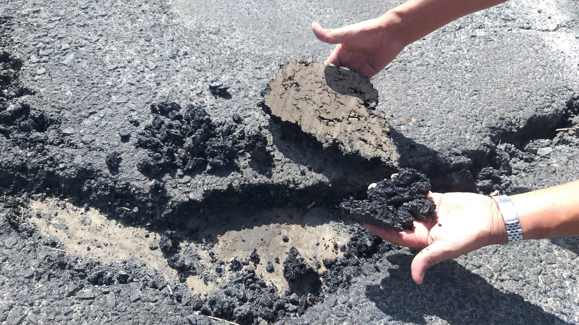 Đắk Lắk: Quộc lộ 27 bảo hành sau thảm nhựa, hư hỏng vẫn hoàn hư hỏng.