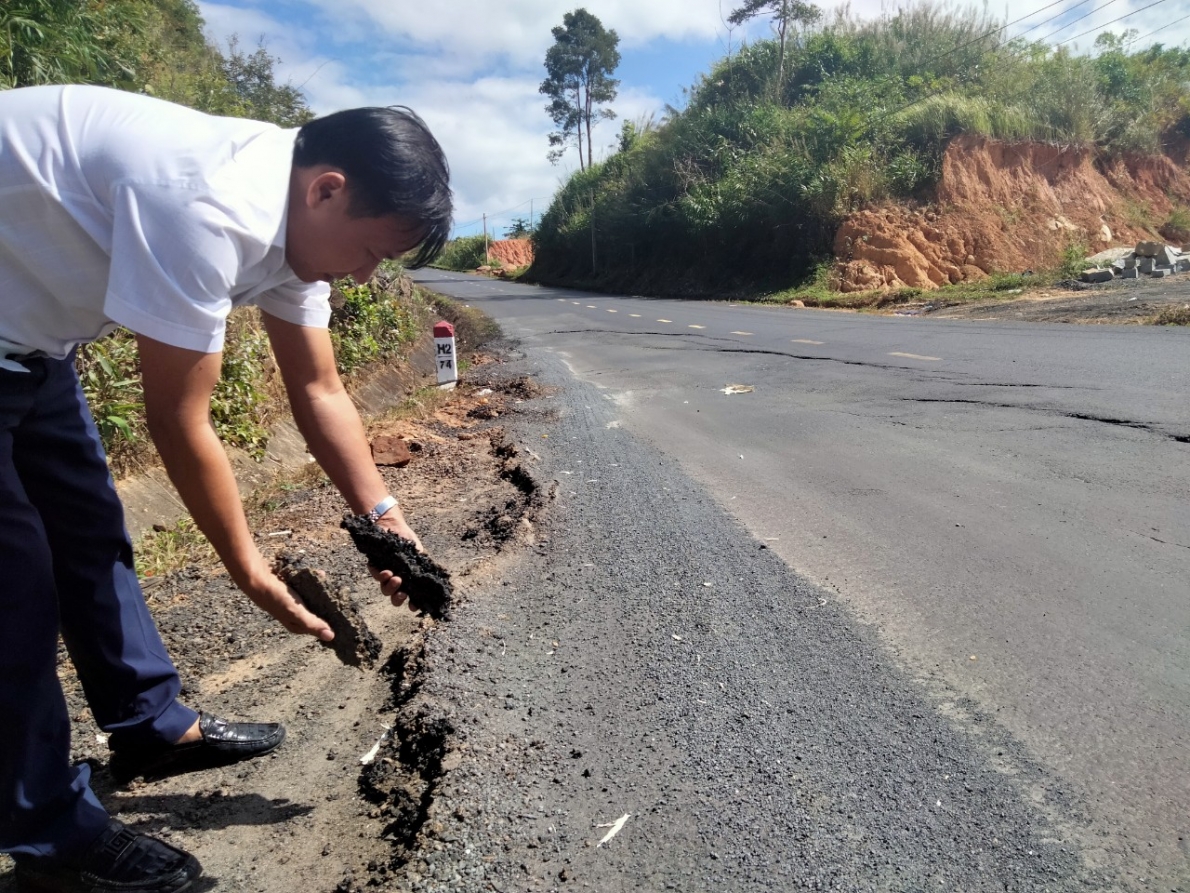 Đắk Lắk: Quộc lộ 27 bảo hành sau thảm nhựa, hư hỏng vẫn hoàn hư hỏng.