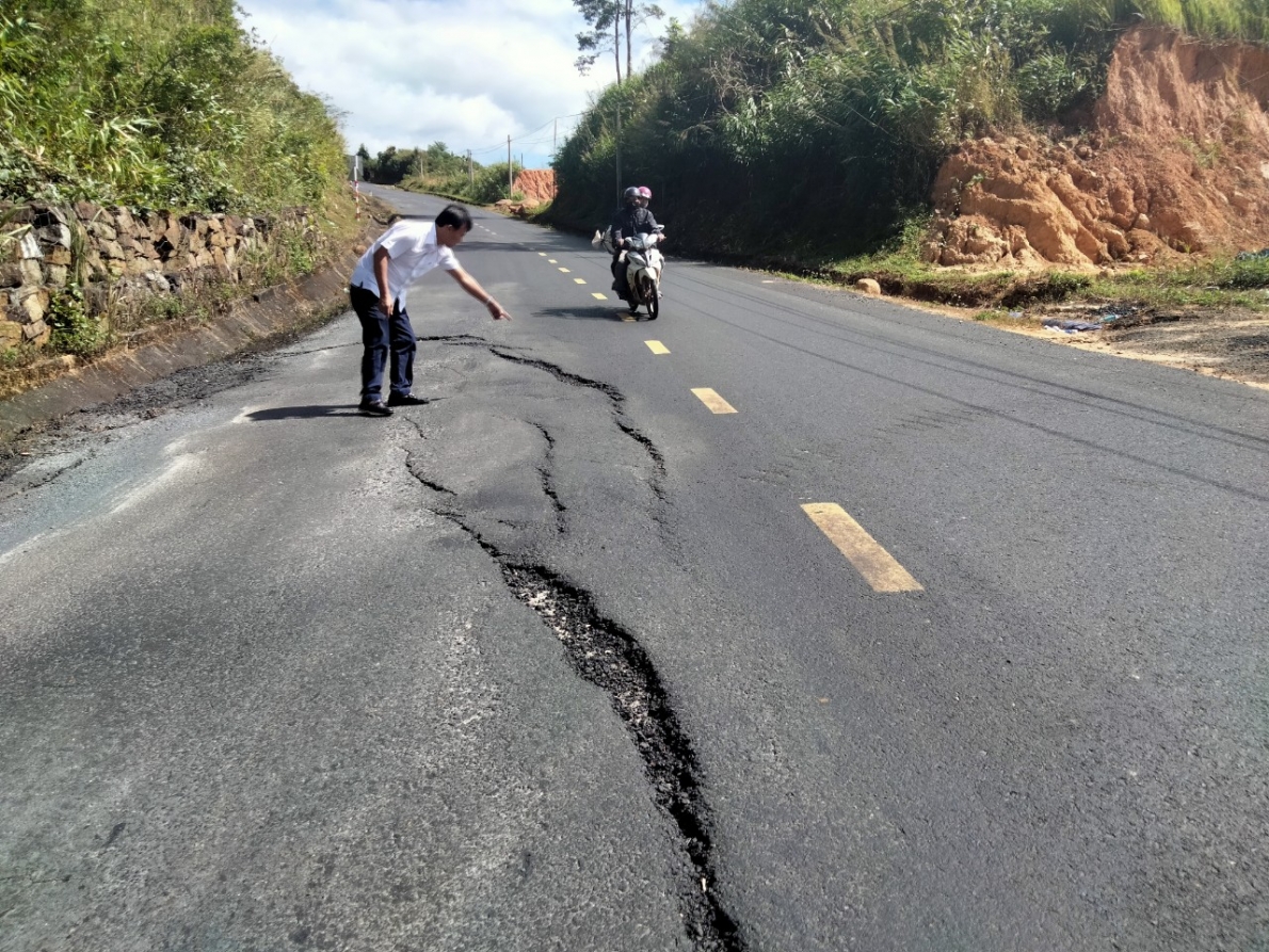 Đắk Lắk: Quộc lộ 27 bảo hành sau thảm nhựa, hư hỏng vẫn hoàn hư hỏng.