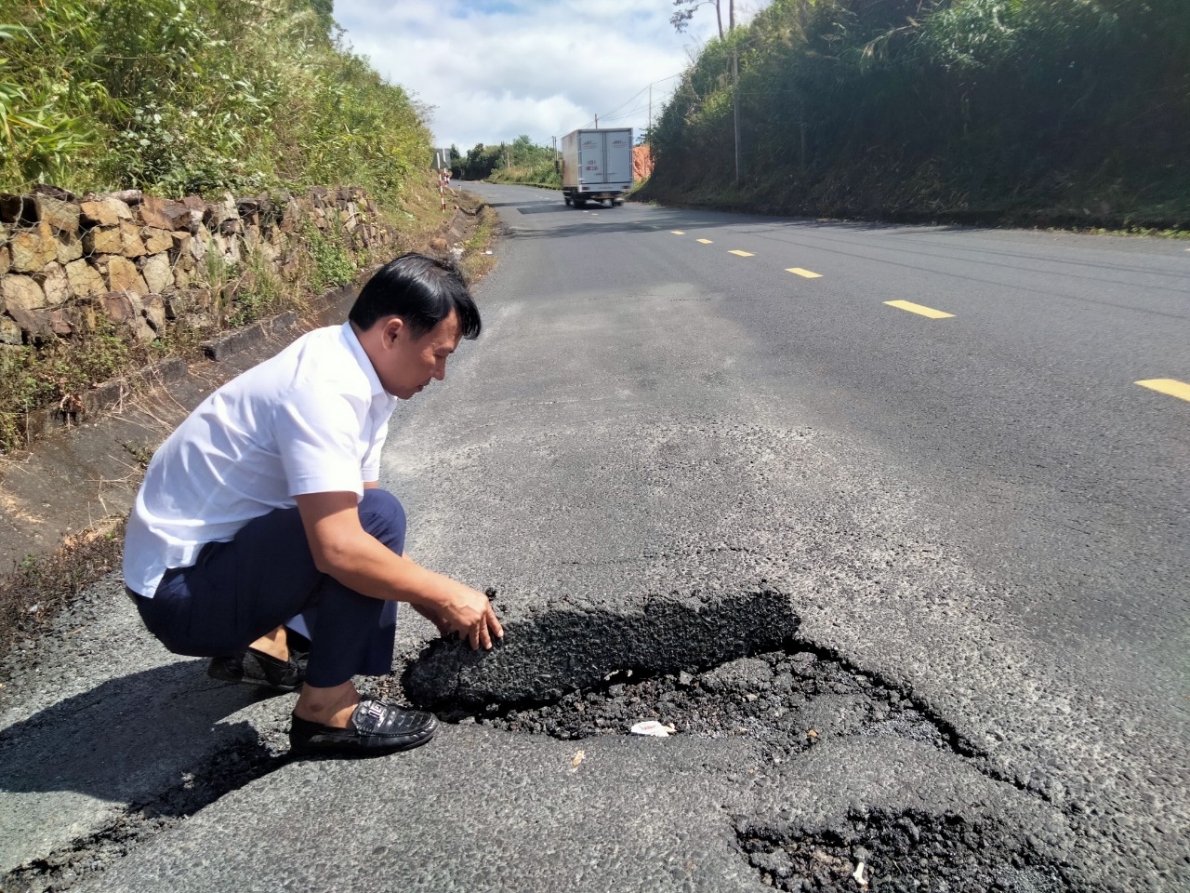 Đắk Lắk: Quộc lộ 27 bảo hành sau thảm nhựa, hư hỏng vẫn hoàn hư hỏng.