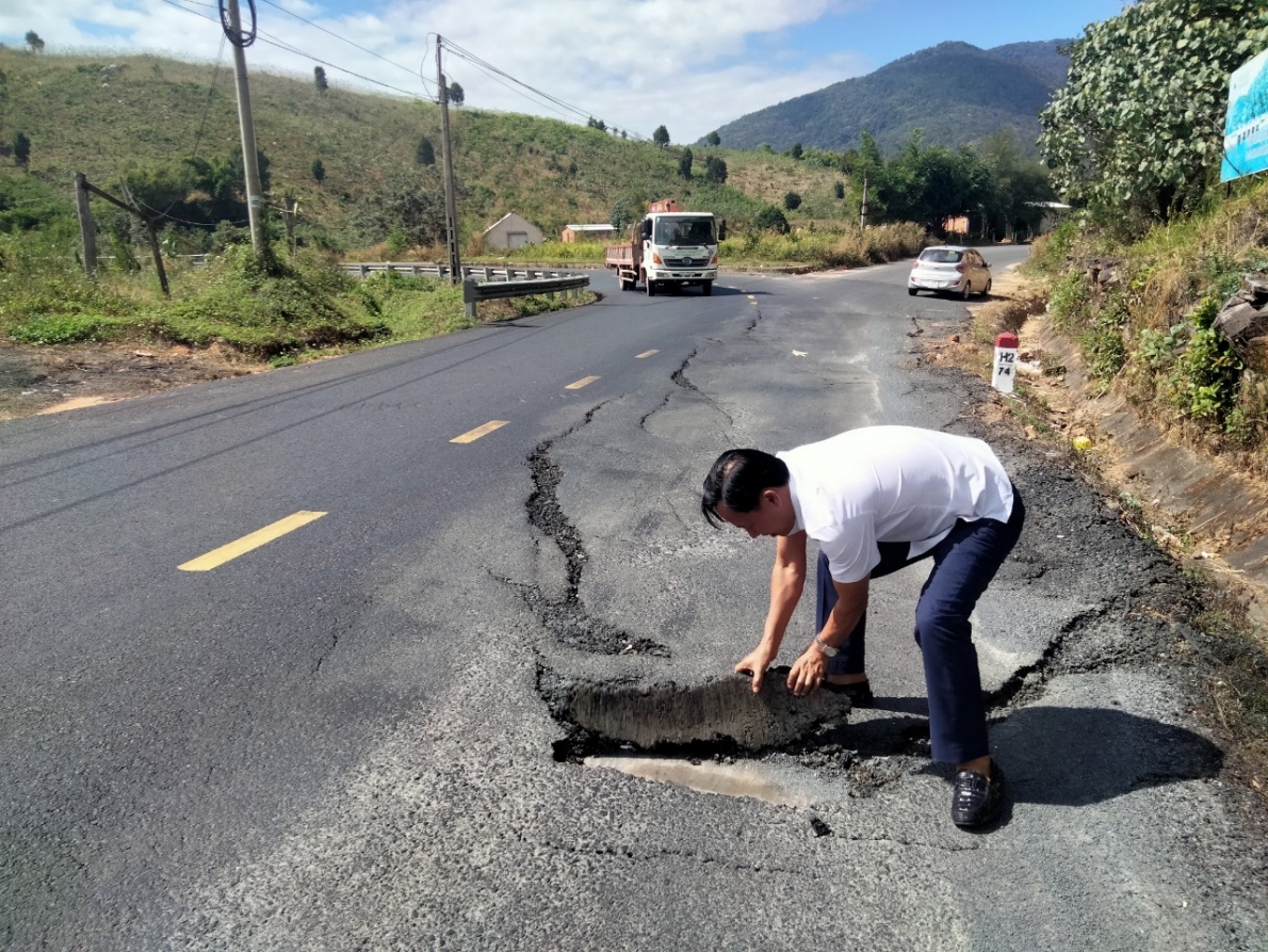 Đắk Lắk: Quộc lộ 27 bảo hành sau thảm nhựa, hư hỏng vẫn hoàn hư hỏng.