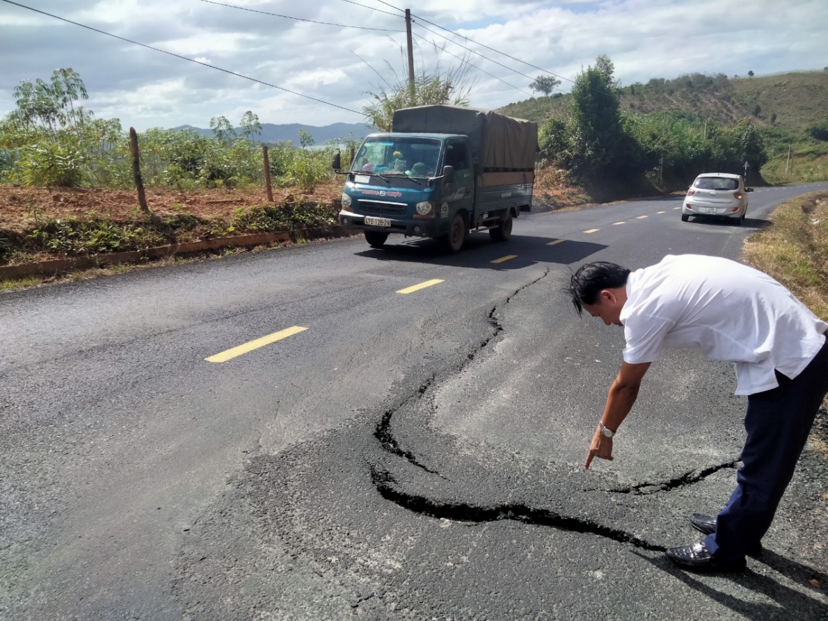 Đắk Lắk: Quộc lộ 27 bảo hành sau thảm nhựa, hư hỏng vẫn hoàn hư hỏng.