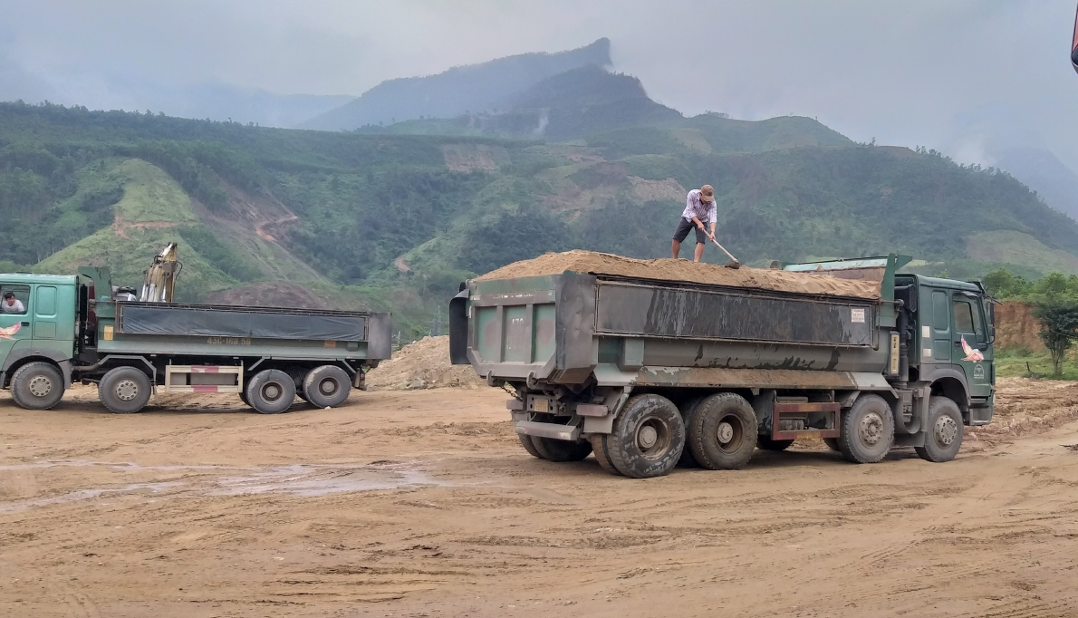 Những bất cập trong khai thác cát trên sông Vu Gia và xe chở cát trọng tải lớn 
