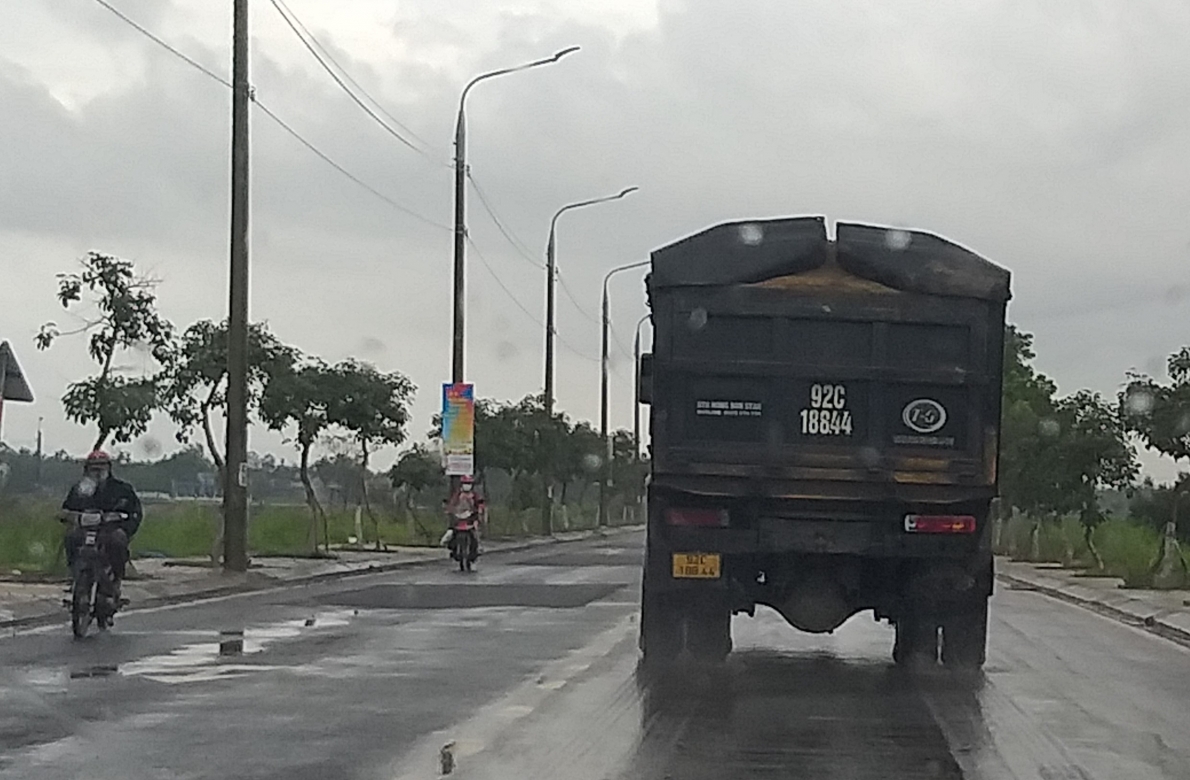 Những bất cập trong khai thác cát trên sông Vu Gia và xe chở cát trọng tải lớn 