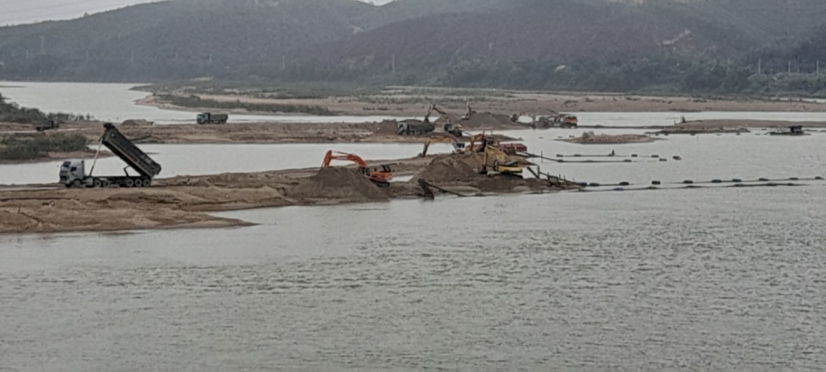 Những bất cập trong khai thác cát trên sông Vu Gia và xe chở cát trọng tải lớn 