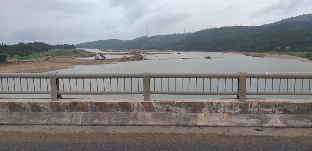 Những bất cập trong khai thác cát trên sông Vu Gia và xe chở cát trọng tải lớn 