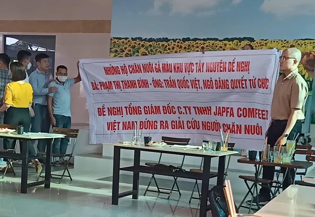Người Công ty Japfa Comfeed Việt Nam đơn phương thay đổi chính sách, người nuôi gà thương phẩm thua lỗ, ôm nợ.