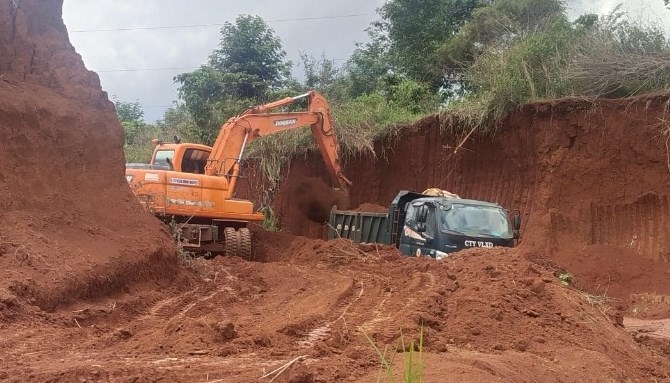 Cần ngăn chăn, xử lý nghiêm việc khai thác đất trái phép