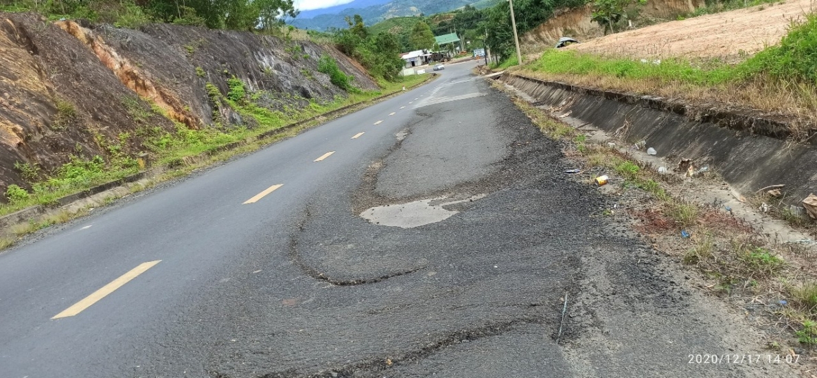 Quốc lộ 27 Đắk Lắk đi Lâm Đồng mới thảm nhựa nâng cấp đã xuống cấp trầm trọng.