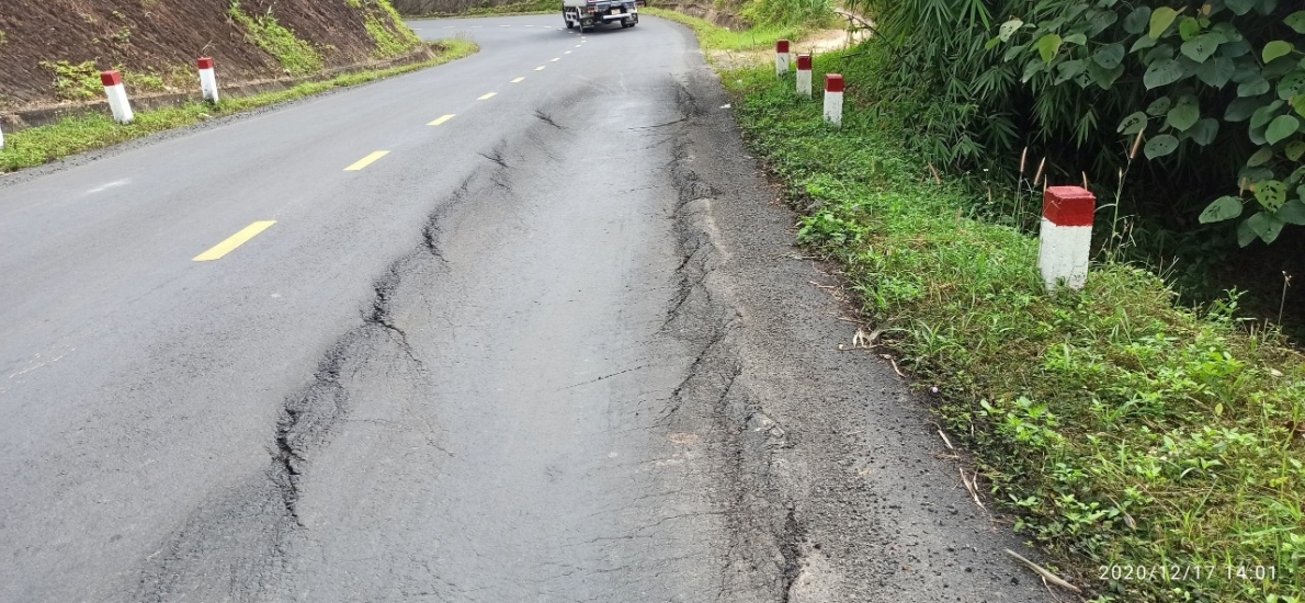 Quốc lộ 27 Đắk Lắk đi Lâm Đồng mới thảm nhựa nâng cấp đã xuống cấp trầm trọng.