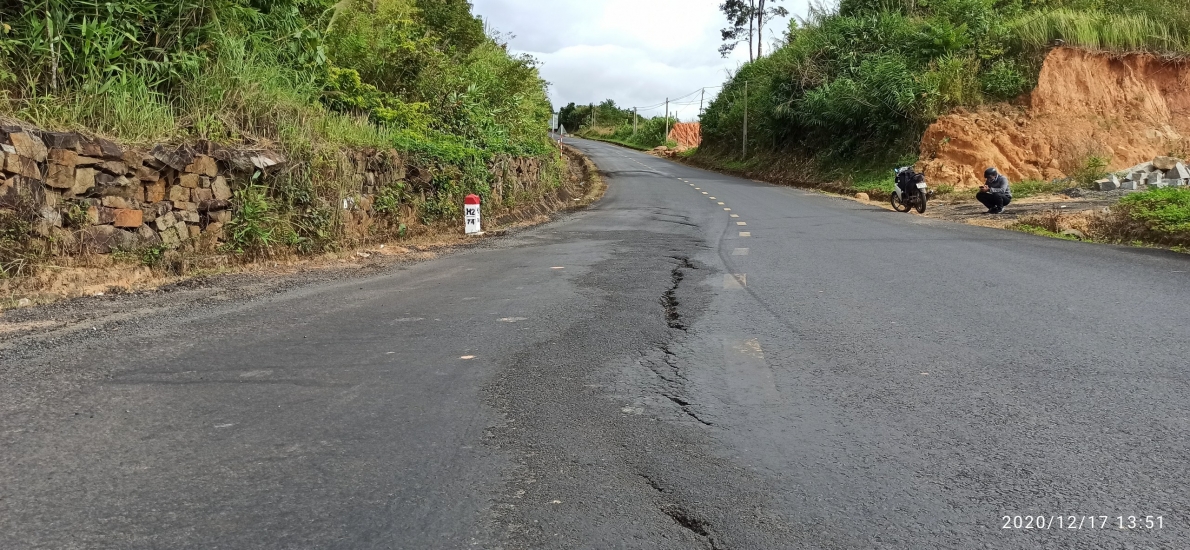 Quốc lộ 27 Đắk Lắk đi Lâm Đồng mới thảm nhựa nâng cấp đã xuống cấp trầm trọng.