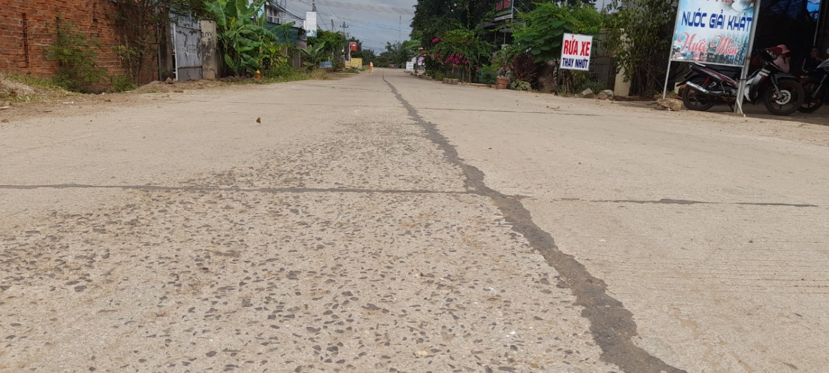 Xã Hòa Phú, TP Buôn Ma Thuột, Đắk Lắk: Đường bê tông 14 tỷ vừa làm xong đã nứt xé, bong mặt.